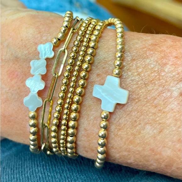 Handmade 14k gold filled stretch shell clover bracelet - Picture 3 of 9